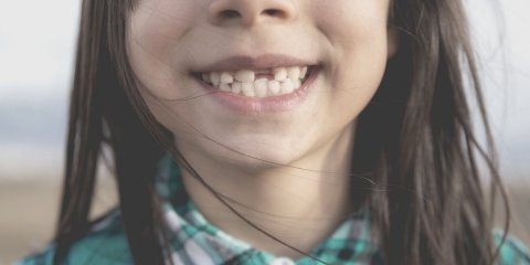 When do kids start losing teeth - Header Image